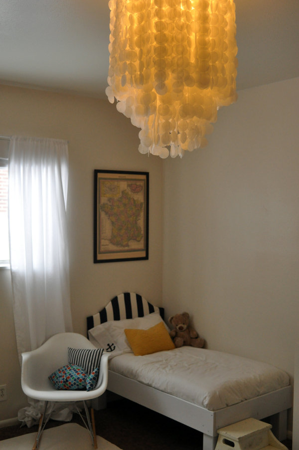 This beach inspired chandelier is actually crafted from wax paper instead of shells!
Source: Freshly Picked
This beach inspired chandelier is actually crafted from wax paper instead of shells!
Source: Freshly Picked