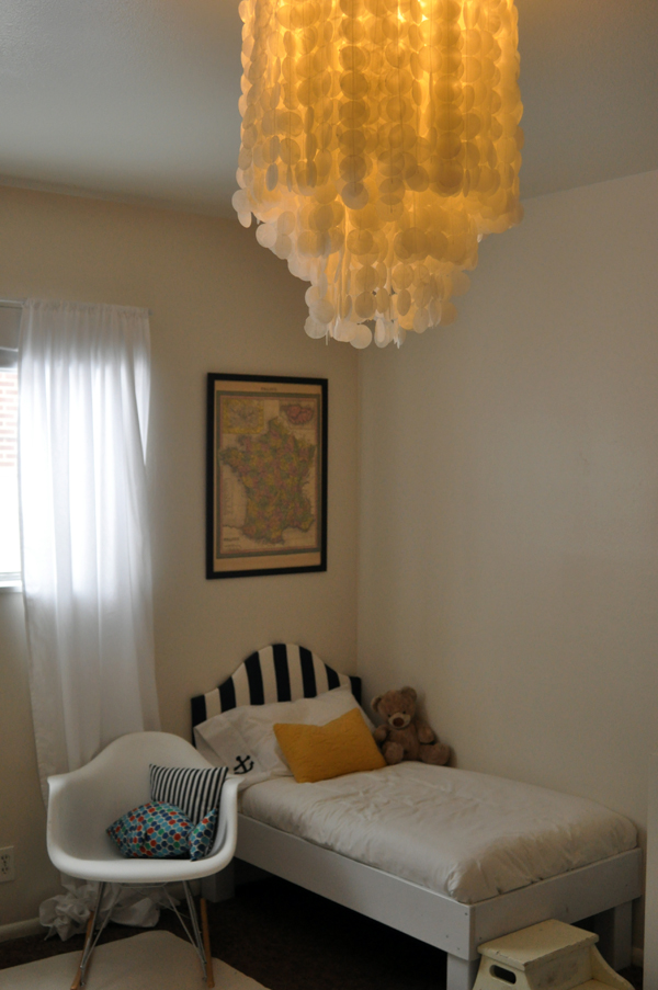 This beach inspired chandelier is actually crafted from wax paper instead of shells!
Source: Freshly Picked
This beach inspired chandelier is actually crafted from wax paper instead of shells!
Source: Freshly Picked