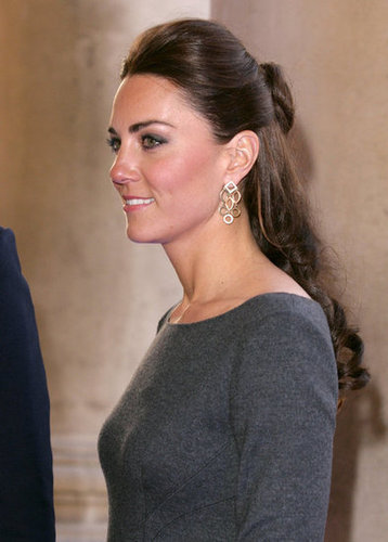Her delicate circle link drop earrings were a girlie touch to her gray Amanda Wakeley dress.
Her delicate circle link drop earrings were a girlie touch to her gray Amanda Wakeley dress.