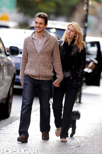Hugh Dancy and Claire Danes took their dog for a walk in NYC.
Hugh Dancy and Claire Danes took their dog for a walk in NYC.