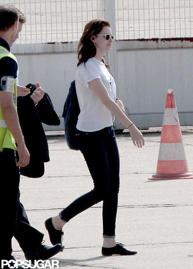 Kristen Stewart arrived ready to board a private jet out of Paris.
Kristen Stewart arrived ready to board a private jet out of Paris.