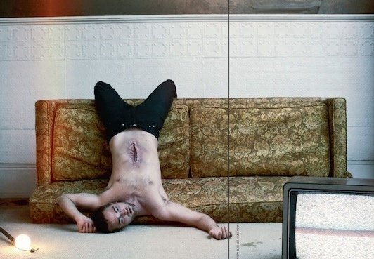 Shirtless Robert Pattinson Recreates Iconic Cronenberg Moments For Premiere Shirtless Robert Pattinson Recreates Iconic Cronenberg Moments For Premiere