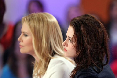 Kristen Stewart and Charlize Theron were interviewed on Le Grand Journal.
Kristen Stewart and Charlize Theron were interviewed on Le Grand Journal.
