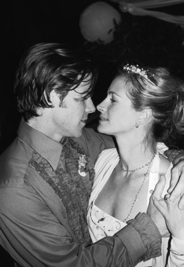 Danny Moder and Julia Roberts Get Close