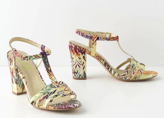 If you look closely, these T-strap sandals are printed with the shape and color of a tropical bird's feathers. It's a subtle way to show off a tropical print without going over the top.
Anthropologie Isobel T-Straps ($80)
If you look closely, these T-strap sandals are printed with the shape and color of a tropical bird's feathers. It's a subtle way to show off a tropical print without going over the top.
Anthropologie Isobel T-Straps ($80)