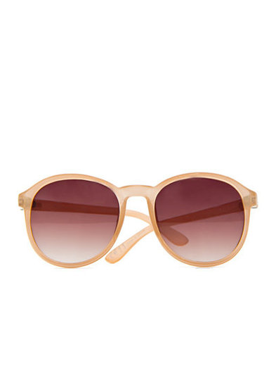 The soft pastel hue on these channels the on-trend, but subtly so.
Mango Round Sunglasses ($25)
The soft pastel hue on these channels the on-trend, but subtly so.
Mango Round Sunglasses ($25)