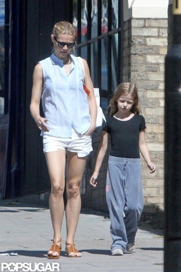 Gwyneth Paltrow took a walk in London with daughter Apple Martin.
Gwyneth Paltrow took a walk in London with daughter Apple Martin.