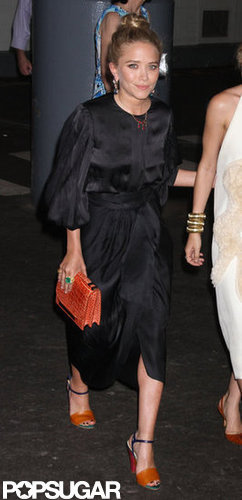Mary-Kate Olsen held onto sister Ashley Olsen at the Fresh Air Fund's Spring Gala in NYC.
Mary-Kate Olsen held onto sister Ashley Olsen at the Fresh Air Fund's Spring Gala in NYC.