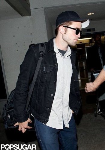Robert Pattinson wore a black hat and sunglasses through the airport in LA.
Robert Pattinson wore a black hat and sunglasses through the airport in LA.