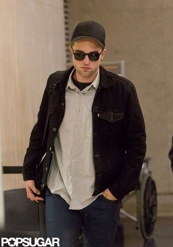 Robert Pattinson returned to LA after a minitour on behalf of his movie Cosmopolis.
Robert Pattinson returned to LA after a minitour on behalf of his movie Cosmopolis.