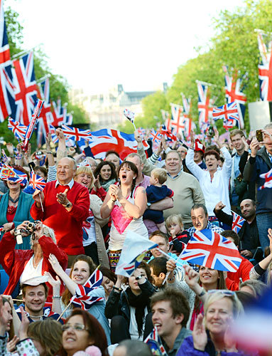 The Scene at Buckingham Palace