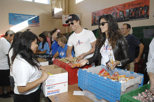 Matthew McConaughey and Camila Alves smiled while doing charity work at the Operation Gratitude Event in LA in October 2009.
Matthew McConaughey and Camila Alves smiled while doing charity work at the Operation Gratitude Event in LA in October 2009.