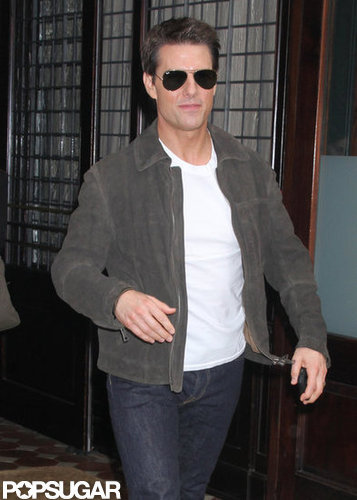 Tom Cruise walked out of a building and headed for the car.
Tom Cruise walked out of a building and headed for the car.