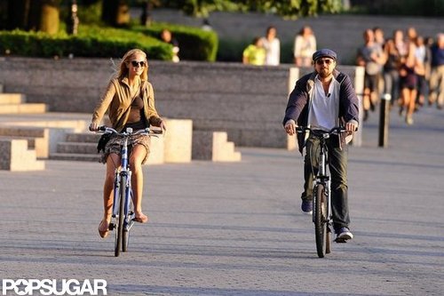 Leonardo DiCaprio and his Victoria's Secret Angel girlfriend, Erin Heatherton, biked.
Leonardo DiCaprio and his Victoria's Secret Angel girlfriend, Erin Heatherton, biked.