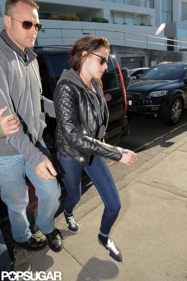 Kristen Stewart got out of the car in Sydney. Kristen Stewart got out of the car in Sydney.