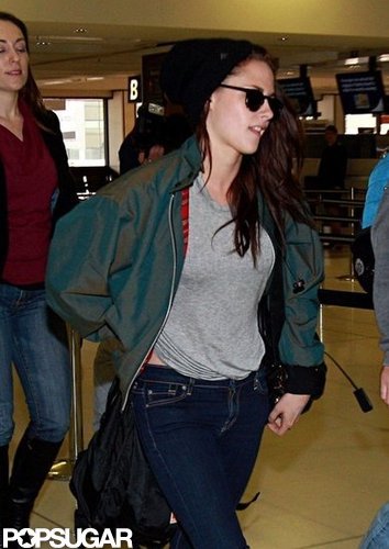Kristen Stewart wore sunglasses and a gray t-shirt at the airport in Sydney.
Kristen Stewart wore sunglasses and a gray t-shirt at the airport in Sydney.