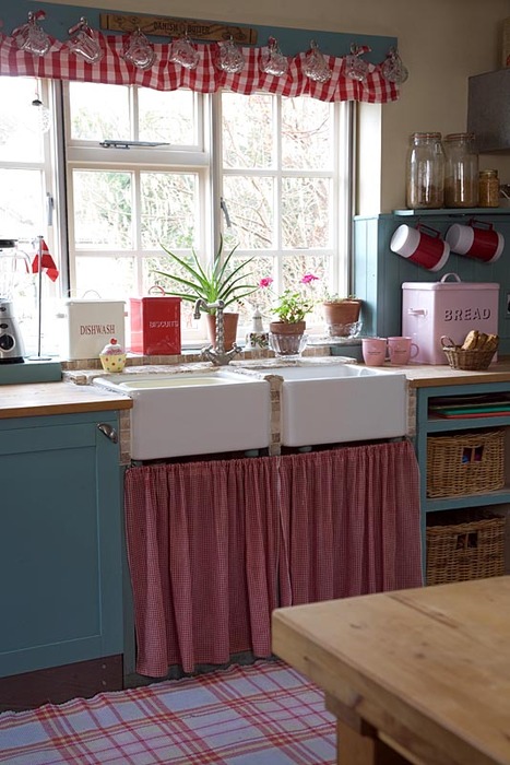 Colour in country kitchen
