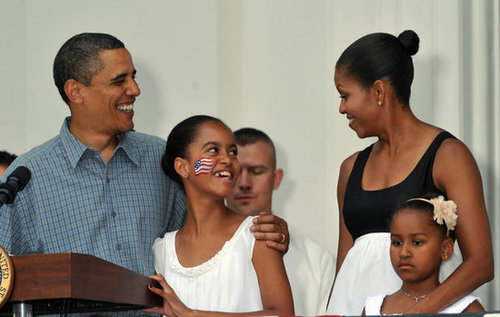 In 2009, the Obamas honored military heroes and their families on the South Lawn of the White House.
In 2009, the Obamas honored military heroes and their families on the South Lawn of the White House.