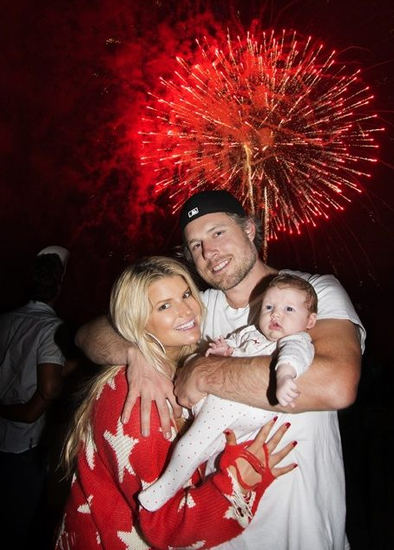 Jessica Simpson and Eric Johnson showed baby Maxwell her first fireworks.
Source: Twitter user JessicaSimpson
Jessica Simpson and Eric Johnson showed baby Maxwell her first fireworks.
Source: Twitter user JessicaSimpson