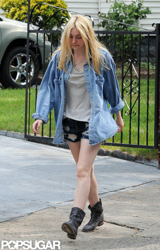 Dakota Fanning and Elizabeth Olsen Get to Set With Demi Moore Dakota Fanning and Elizabeth Olsen Get to Set With Demi Moore