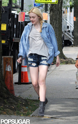 Dakota Fanning walked down the street while on the set of Very Good Girls in NYC.
Dakota Fanning walked down the street while on the set of Very Good Girls in NYC.