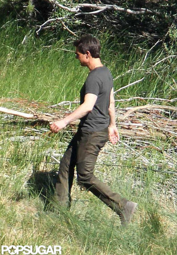 Tom Cruise wore camouflage on the Oblivion set in CA.
Tom Cruise wore camouflage on the Oblivion set in CA.