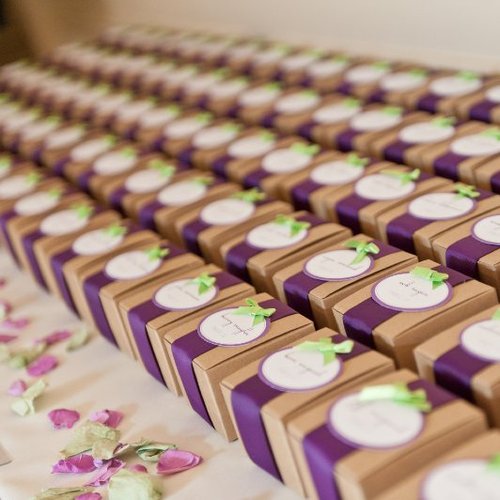How to Save Money on Wedding Favors