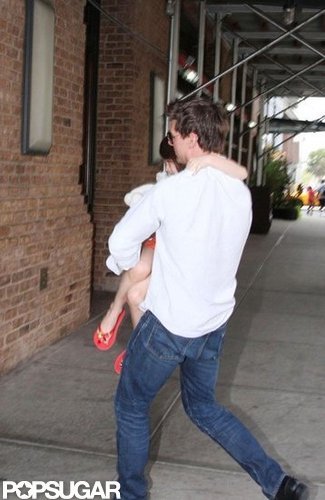 Tom Cruise Reunites With Suri in NYC Tom Cruise Reunites With Suri in NYC