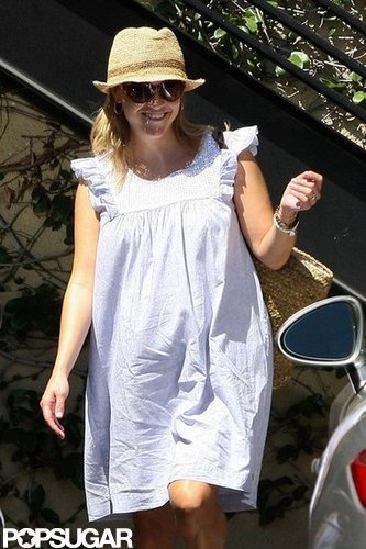 Pregnant Reese Witherspoon smiled in LA.
Pregnant Reese Witherspoon smiled in LA.