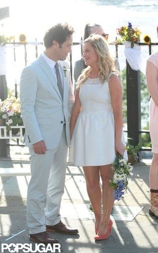 Amy Poehler and Paul Rudd held hands.
Amy Poehler and Paul Rudd held hands.