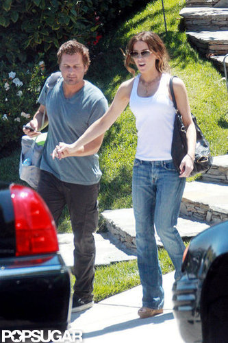 Kate Beckinsale and Len Wiseman held hands.
Kate Beckinsale and Len Wiseman held hands.