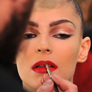 How to Apply Lipstick