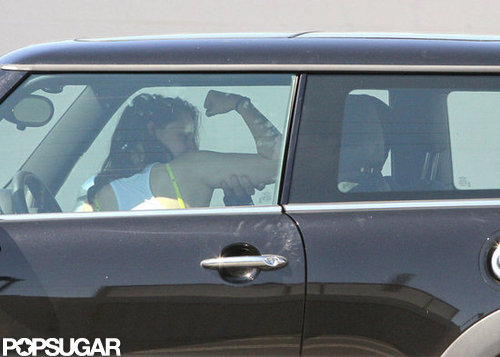 Kristen Stewart flexed her muscles with Rupert Sanders.
Kristen Stewart flexed her muscles with Rupert Sanders.