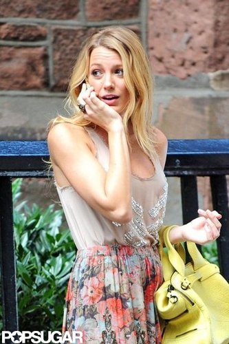 Blake Lively Shows Lots of Leg on the Set of Gossip Girl Blake Lively Shows Lots of Leg on the Set of Gossip Girl