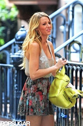 Blake Lively Shows Lots of Leg on the Set of Gossip Girl Blake Lively Shows Lots of Leg on the Set of Gossip Girl