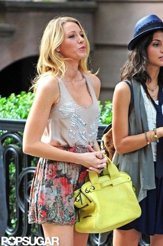 Blake Lively Shows Lots of Leg on the Set of Gossip Girl Blake Lively Shows Lots of Leg on the Set of Gossip Girl