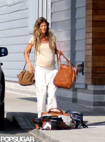 Pregnant Gisele Bundchen Packs Up With Jack and Ben Pregnant Gisele Bundchen Packs Up With Jack and Ben