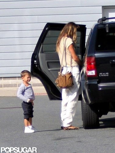 Pregnant Gisele Bundchen Packs Up With Jack and Ben Pregnant Gisele Bundchen Packs Up With Jack and Ben