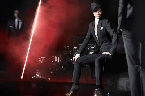 Tuxedo cool in Donna Karan.
Tuxedo cool in Donna Karan.