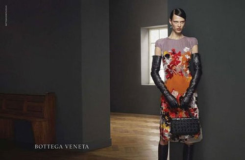 Elegant leather opera gloves and ladylike florals rule Bottega Veneta Fall 2012.
Elegant leather opera gloves and ladylike florals rule Bottega Veneta Fall 2012.