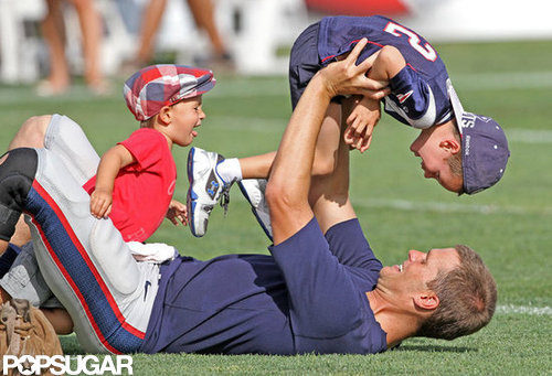 Tom and Pregnant Gisele Kiss and Cuddle With Jack and Ben! Tom and Pregnant Gisele Kiss and Cuddle With Jack and Ben!