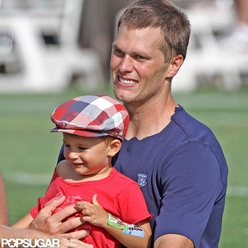 Tom and Pregnant Gisele Kiss and Cuddle With Jack and Ben! Tom and Pregnant Gisele Kiss and Cuddle With Jack and Ben!