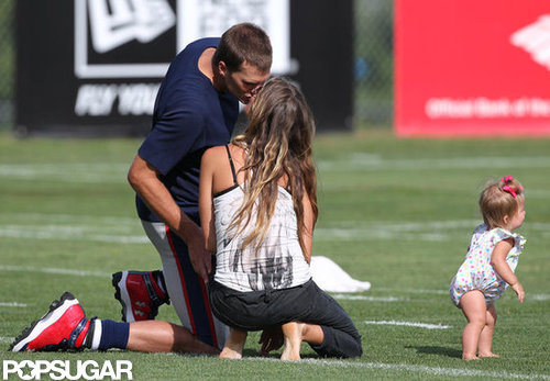 Tom and Pregnant Gisele Kiss and Cuddle With Jack and Ben! Tom and Pregnant Gisele Kiss and Cuddle With Jack and Ben!