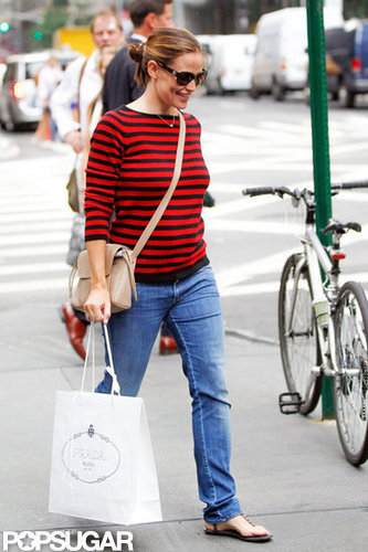 Jennifer Garner made her way through NYC with a Prada bag.
Jennifer Garner made her way through NYC with a Prada bag.