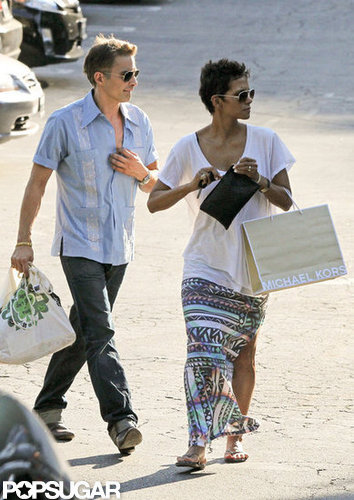 Halle Berry carried a Michael Kors shopping bag with Olivier Martinez while shopping together in LA.
Halle Berry carried a Michael Kors shopping bag with Olivier Martinez while shopping together in LA.