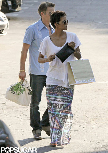 Halle Berry carried a bag while shopping with Olivier Martinez.
Halle Berry carried a bag while shopping with Olivier Martinez.
