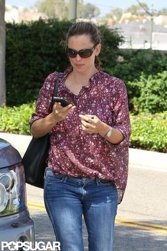 Jennifer Garner wore a pair of jeans.
Jennifer Garner wore a pair of jeans.