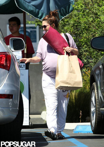 Drew Barrymore Patiently Waits For Baby With Yoga Drew Barrymore Patiently Waits For Baby With Yoga