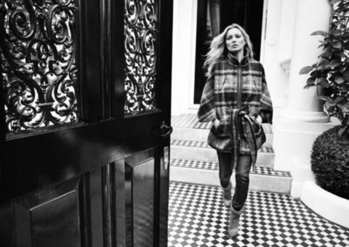 Skinny jeans mixed with comfy plaid outerwear take a front seat in Liu Jo's Fall campaign.
Skinny jeans mixed with comfy plaid outerwear take a front seat in Liu Jo's Fall campaign.