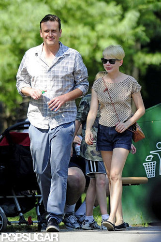Michelle Williams and Jason Segel went to the Bronx Zoo with Matilda.
Michelle Williams and Jason Segel went to the Bronx Zoo with Matilda.
